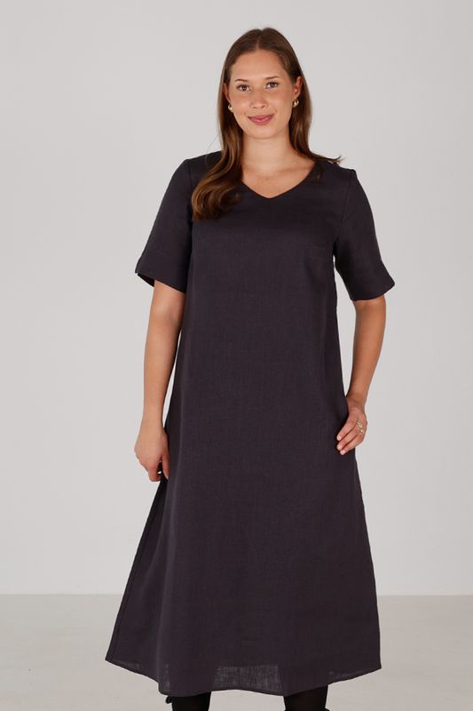 Gyda brungrå klänning i linne