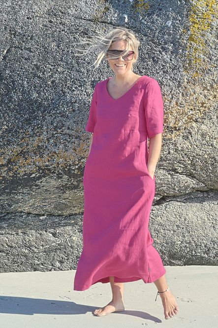 Huvudbild Gyda hot pink klänning i linne