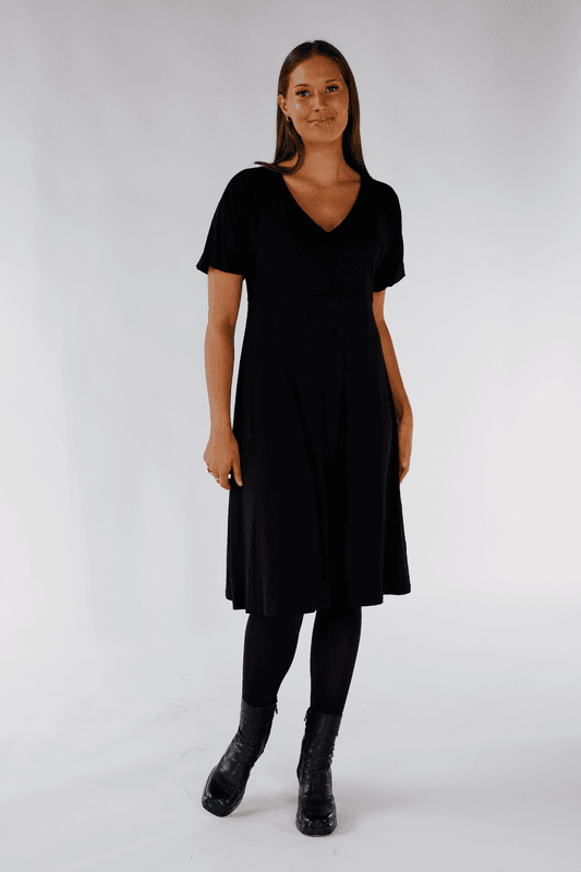 Roberta fantastisk svart basisklänning