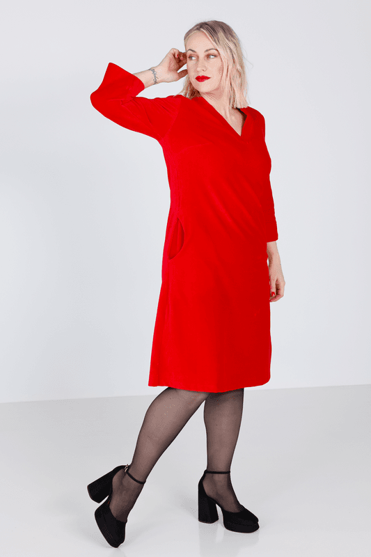 Saga röd velourklänning med fickor 