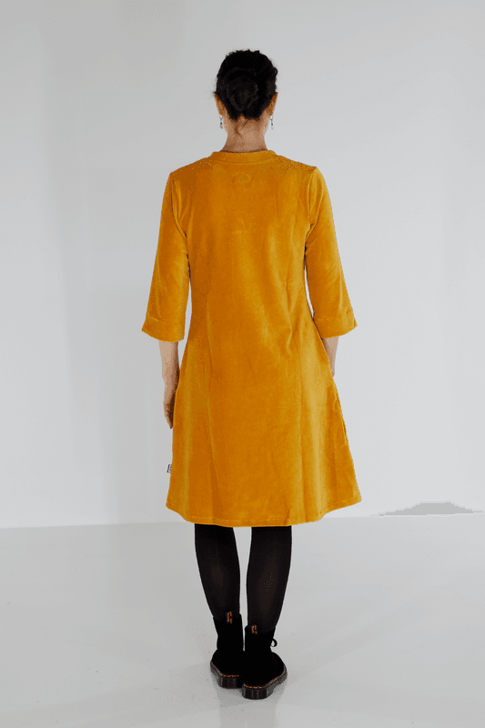 Saga ockergul velourklänning med fickor