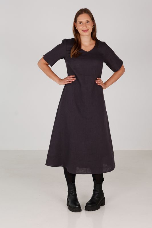 Gyda brungrå klänning i linne