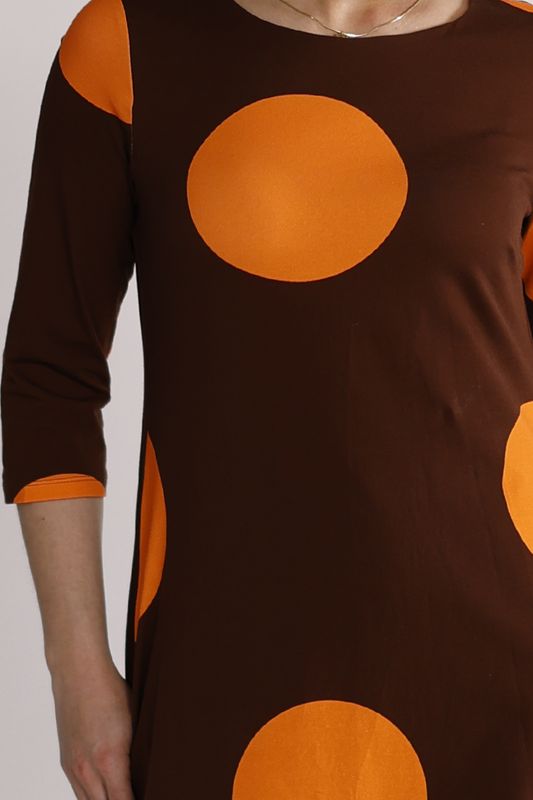 Tara brun och oransje klänning
