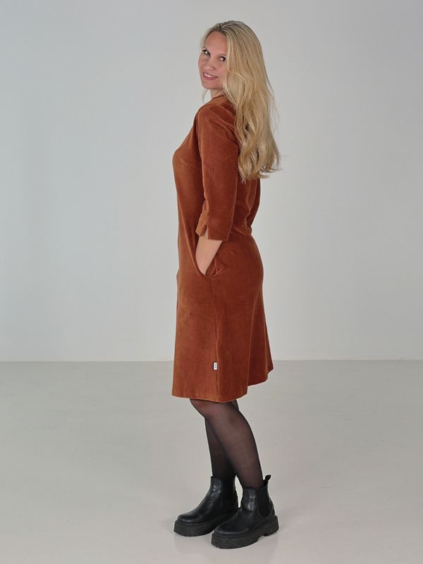 Saga nugat velourklänning med fickor