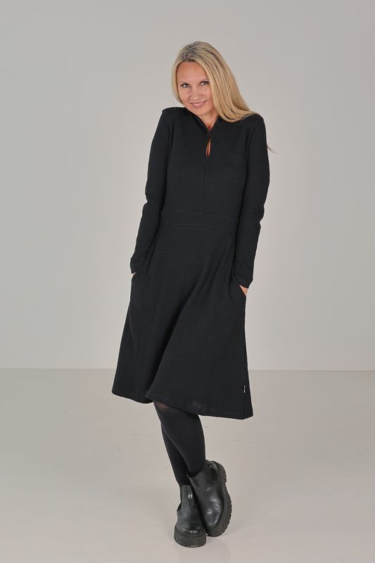 Borghild svart jacquard klänning