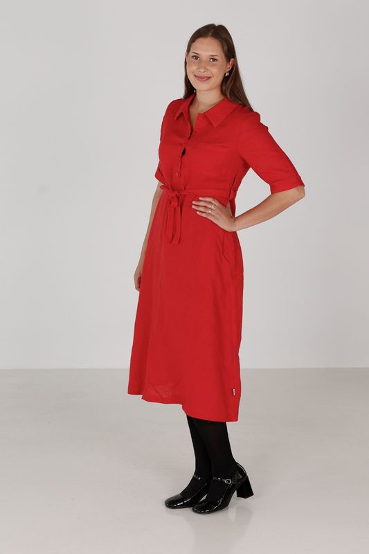 Pernilla röd linneklänning