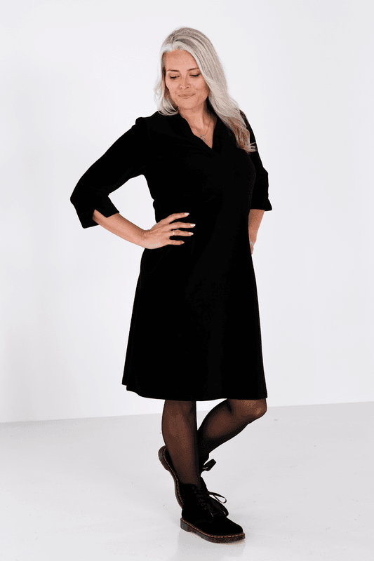 Saga svart velourklänning med fickor