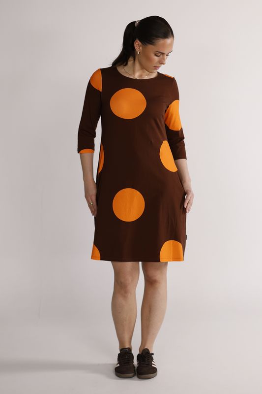 Tara brun och oransje klänning