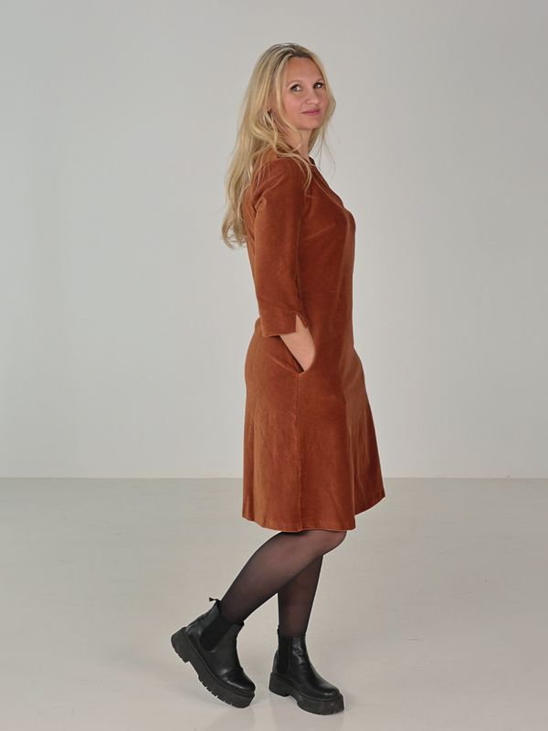 Saga nugat velourklänning med fickor