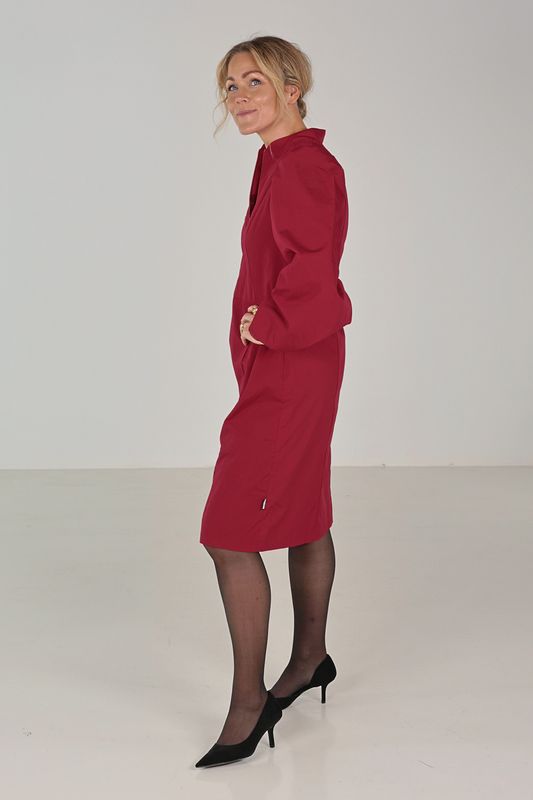 Karin mörk röd elegant klänning 